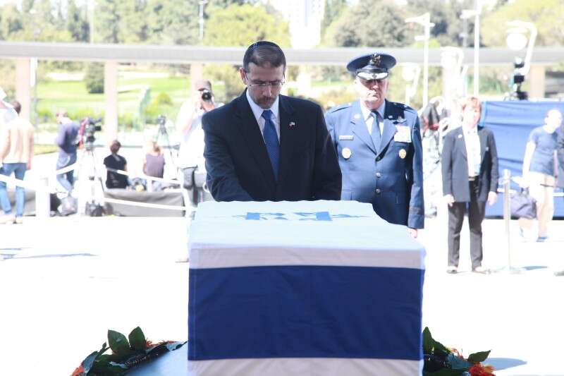 שגריר ארה"ב בישראל, דן שפירו, ליד אורנו של שמעון פרס // צילום: איציק הררי, דוברות הכנסת